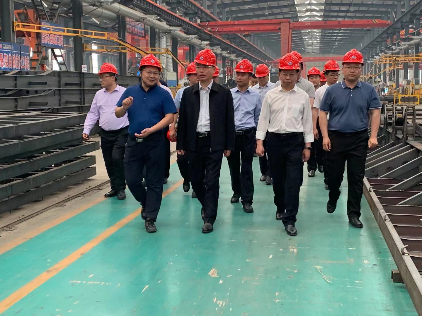 縣委縣領(lǐng)導(dǎo)對通亞汽車進(jìn)行參觀指導(dǎo)